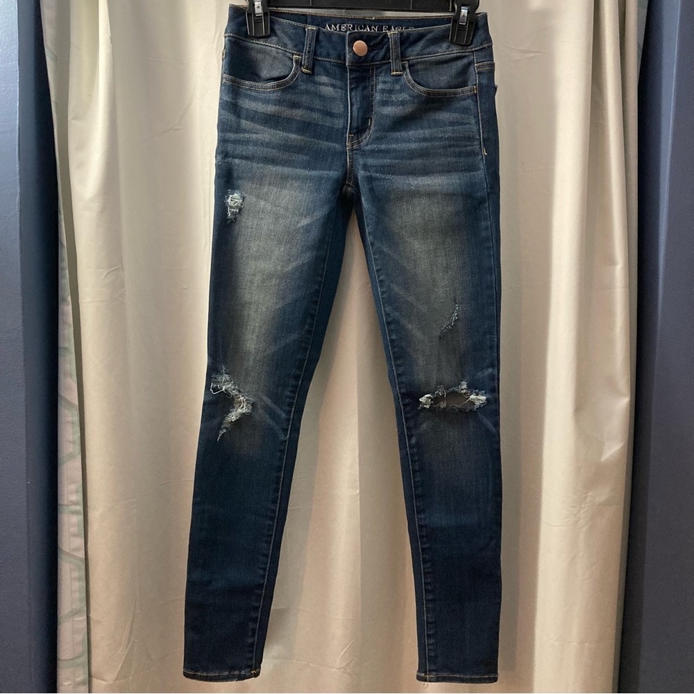 A pair of American eagle jeggings, make you look very sharply lots of stretch